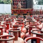 LPG Crisis: सरकार की रोकने की लाख कोशिशों के बाद भी राजधानी में कालाबाजारी! मुंडका में रैकेट का भंडाफोड़, 610 गैस सिलेंडर बरामद