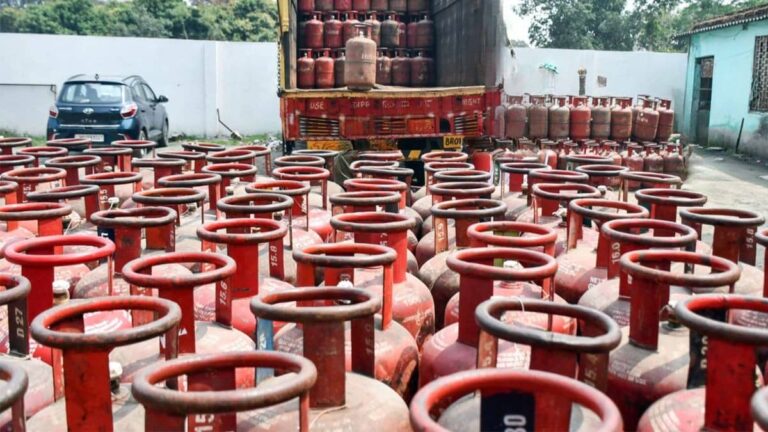 LPG Crisis: सरकार की रोकने की लाख कोशिशों के बाद भी राजधानी में कालाबाजारी! मुंडका में रैकेट का भंडाफोड़, 610 गैस सिलेंडर बरामद