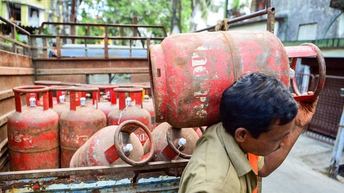 LPG Cylinder: सबसे पहले किसे मिलेगा कमर्शियल गैस सिलेंडर? प्राथमिकता के आधार पर सरकार ने तय किए 8 सेक्टर, बनाई नई पॉलिसी