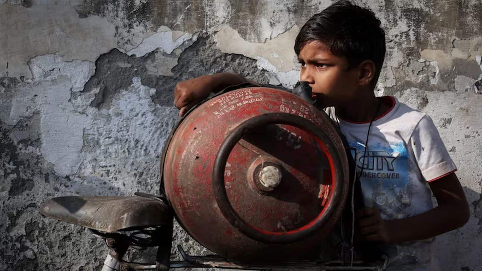 'तेल का स्टॉक पर्याप्त है, लेकिन LPG की सप्लाई अभी भी चिंता का विषय'; मिडिल ईस्ट जंग पर भारत सरकार का बयान