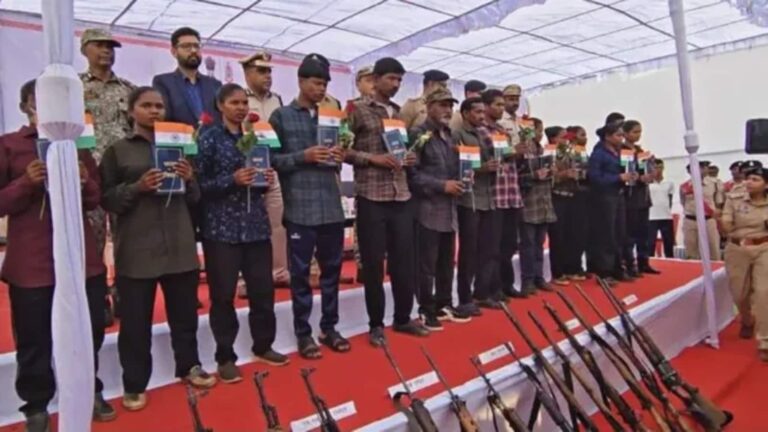 Maoist surrender: महासमुंद में 15 माओवादियों ने पुलिस के सामने किया आत्मसमर्पण, 3 AK- 47 समेत 14 हथियार सौंपे
