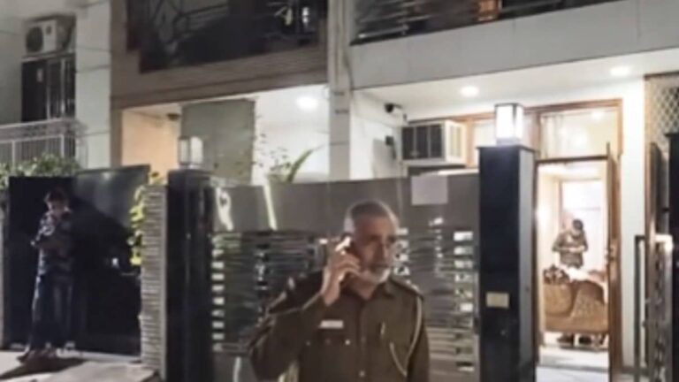 Delhi: एक के मुंह में तकिया, दूसरे के गले में फंदा...मां ने दो बेटियों की हत्या कर की खुदकुशी की कोशिश, पूरे इलाके में मची सनसनी