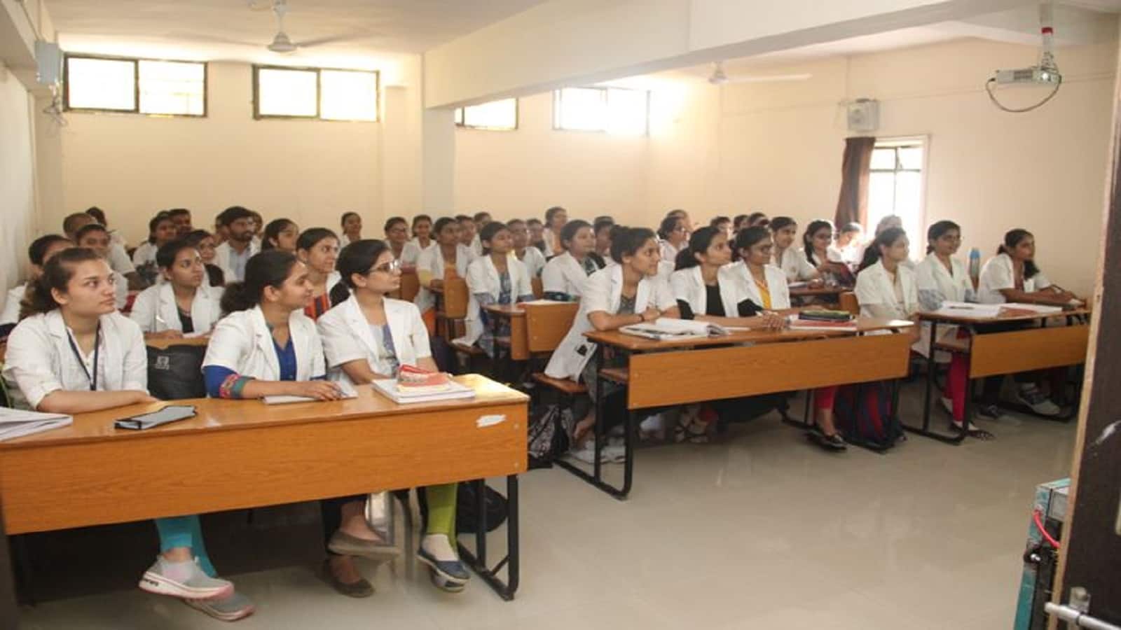 New Medical Colleges in India: 2025-26 में देश में खुले 43 नए मेडिकल कॉलेज और बढ़ी 11682 एमबीबीएस सीटें, राज्यसभा में सरकार ने दी जानकारी