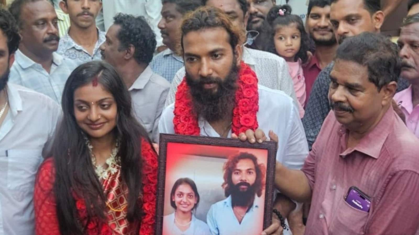 Monalisa Wedding: कुंभ की वायरल गर्ल ने मुस्लिम बॉयफ्रेंड से की शादी, पिता नहीं थे राजी, पुलिस की मदद से ख्वाहिश हुई पूरी