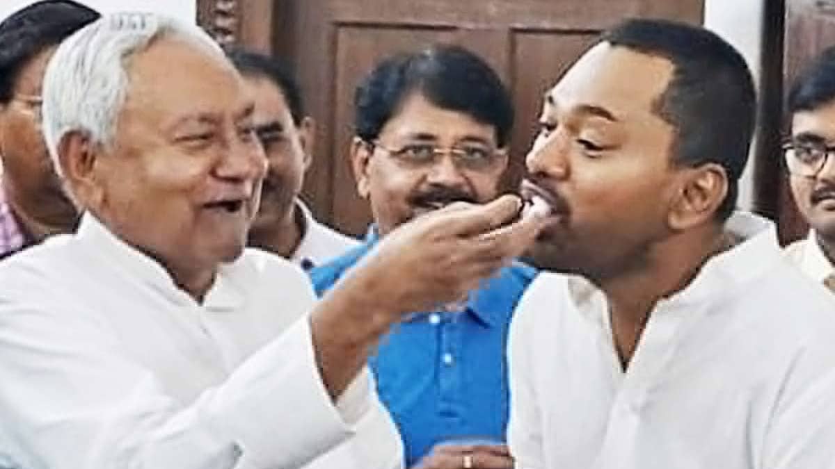 Bihar: 'नीतीश कुमार को घोड़ी पर बैठाकर दुल्हन के दरवाजे...', RJD के बयान पर JDU का पलटवार- उनपर दबाव डालकर कुछ कराना इस जन्म में संभव नहीं