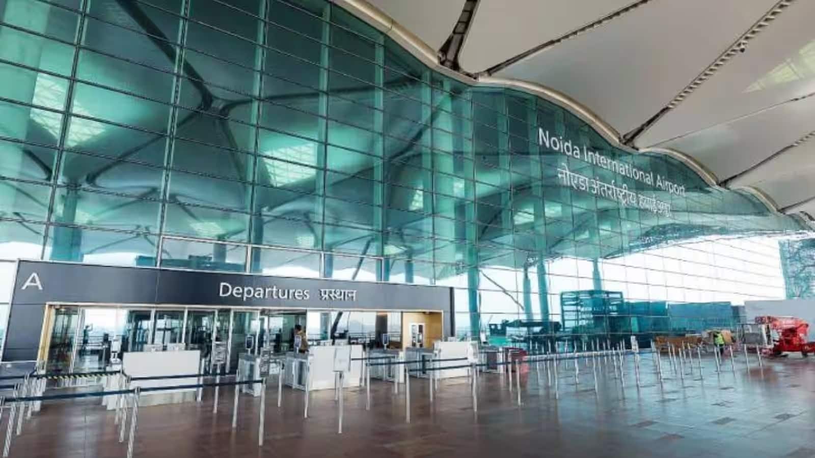 Noida International Airport से कब शुरू होंगी कमर्शियल फ्लाइट्स?
