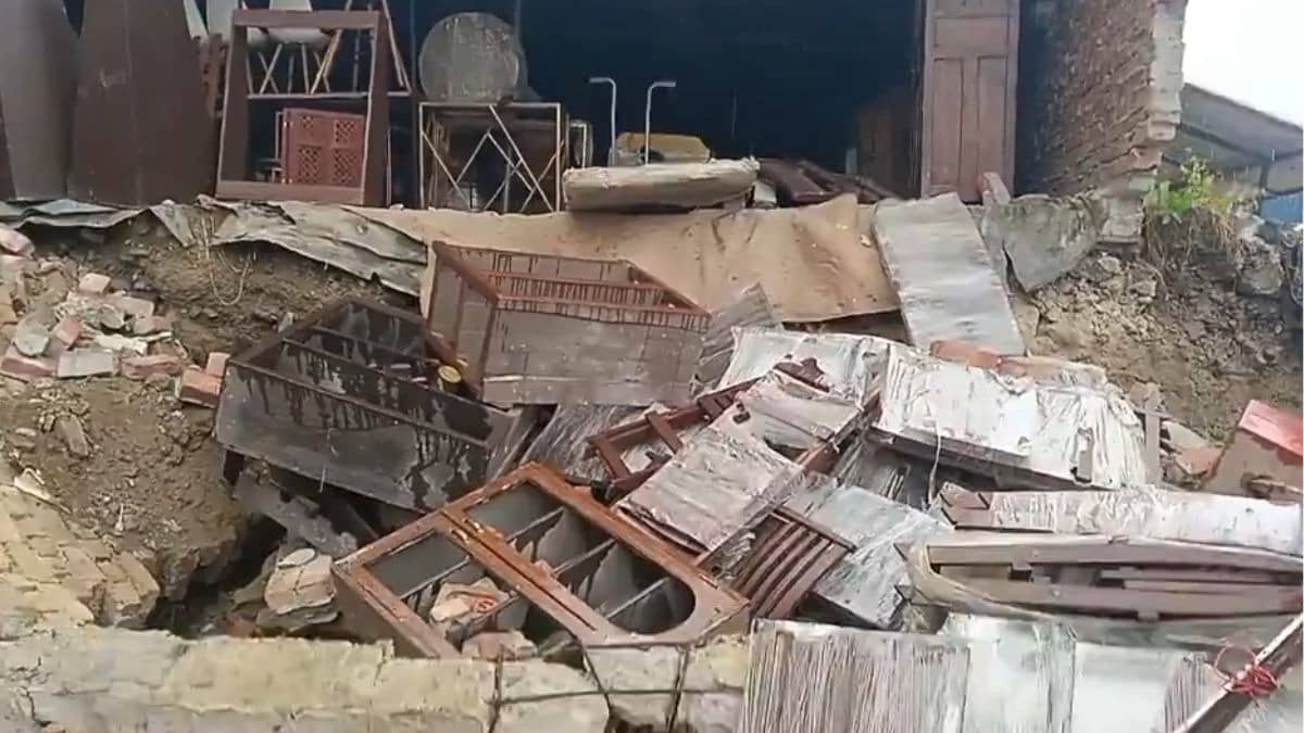 नोएडा में बारिश के दौरान निर्माणाधीन साइट की दीवार गिरी, मचा हड़कंप; मजदूरों की जान बाल-बाल बची