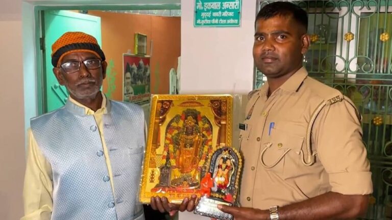 Ayodhya: रामनवमी पर इकबाल अंसारी ने सुरक्षा गार्ड को भेंट की रामलला की मूर्ति, कहा- प्रभु राम के बताए रास्ते पर सभी चले, यही हमारी श्रद्धा है