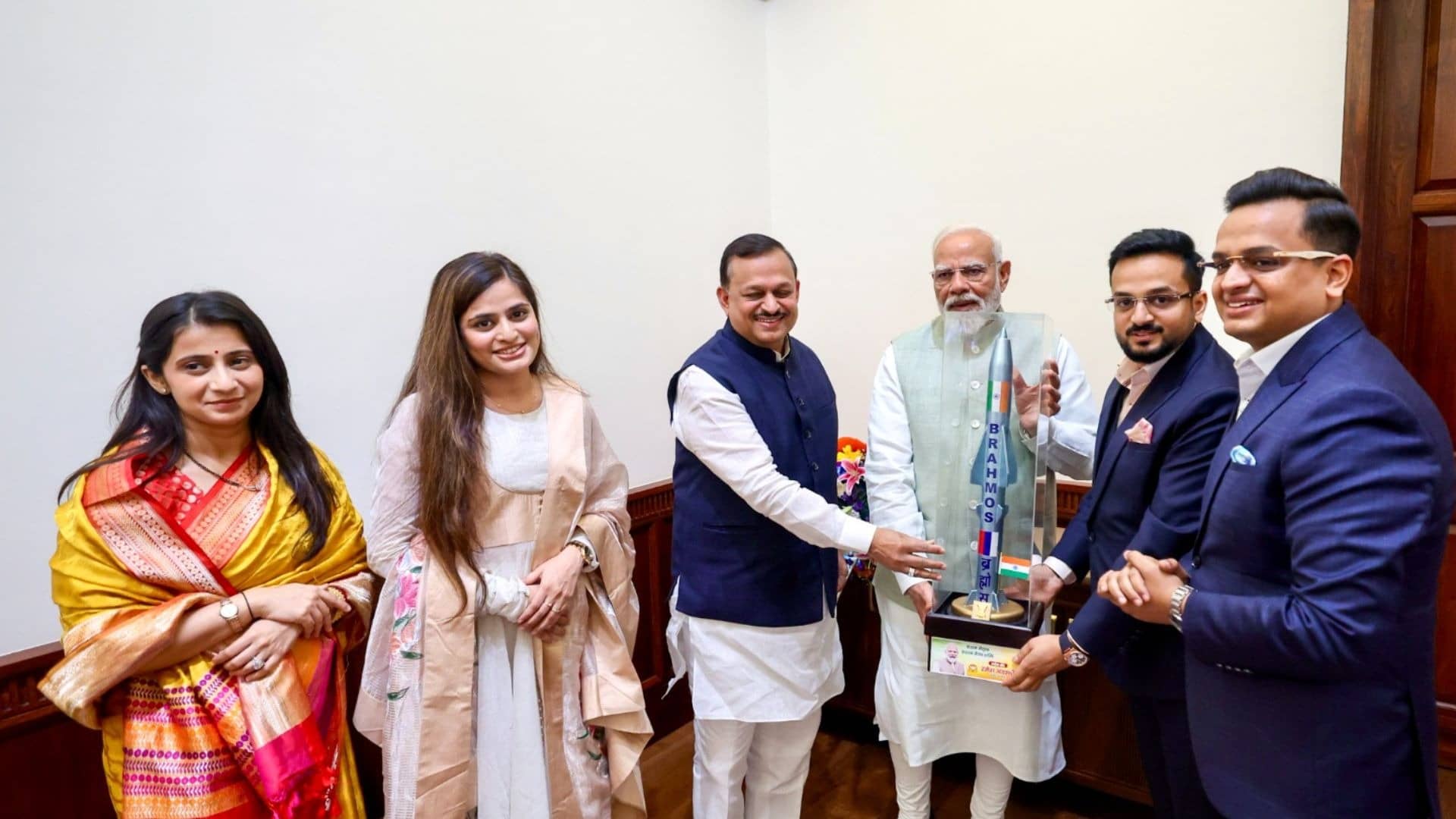 PM मोदी से परिवार सहित मिले कानपुर सांसद, पुत्र दंपति को मिला आशीर्वाद