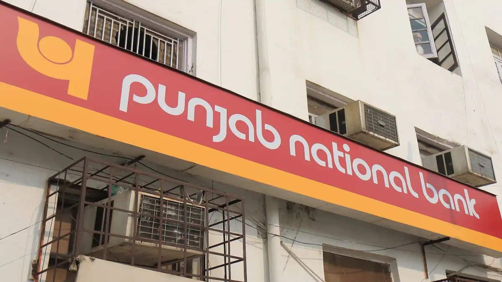 PNB ने डेबिट कार्ड पर घटाई ATM से कैश निकालने की लिमिट, 1 अप्रैल 2026 से लागू होगा नियम