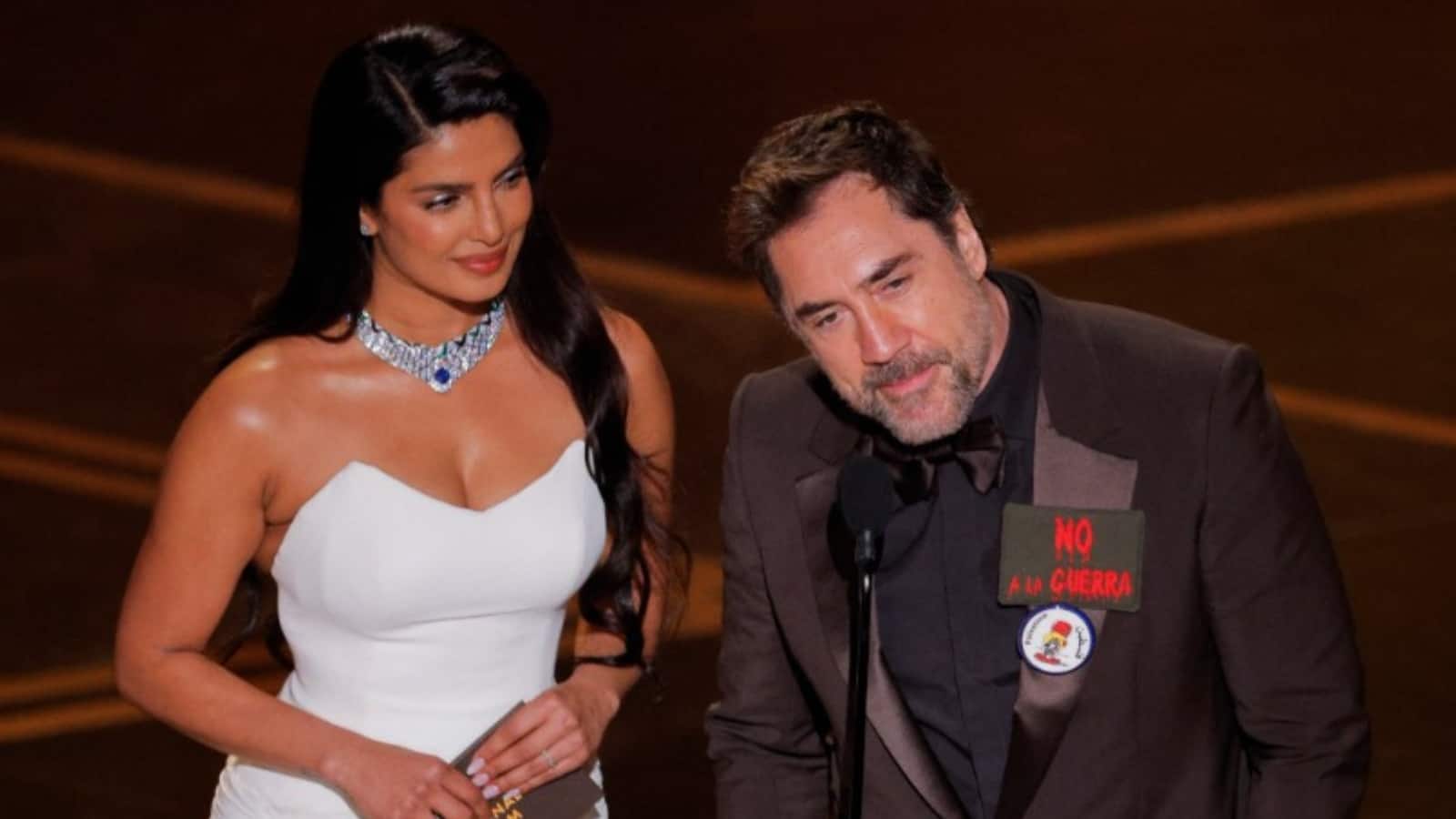 Oscars 2026: जेवियर बार्डेम के साथ देसी गर्ल ने बेस्ट इंटरनेशनल फीचर फिल्म का अवॉर्ड किया प्रजेंट, व्हाइट गाउन में लगीं हसीन