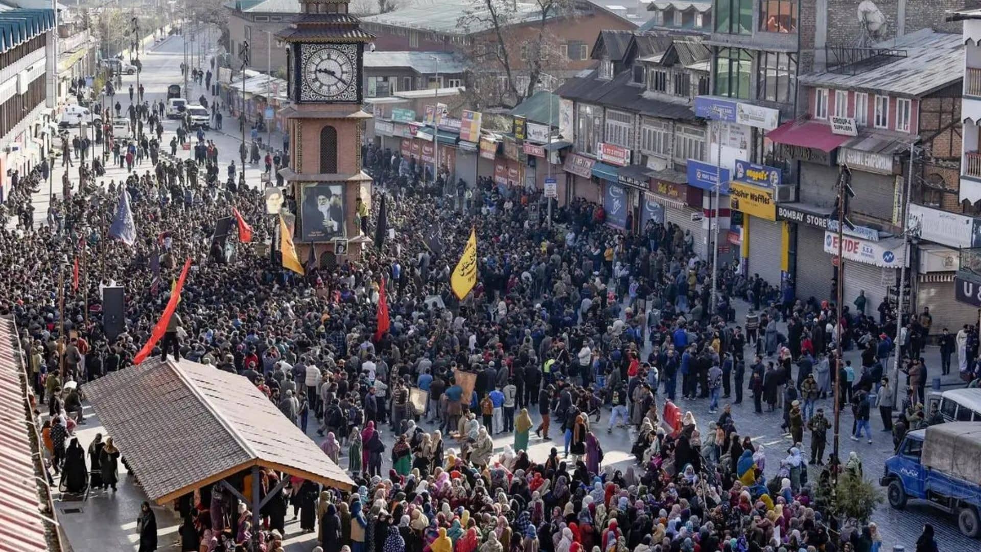 Srinagar: अली खामेनेई की मौत पर श्रीनगर में बवाल, सुरक्षाबलों से भिड़े प्रदर्शनकारी, दागे गए आंसू गैस के गोले