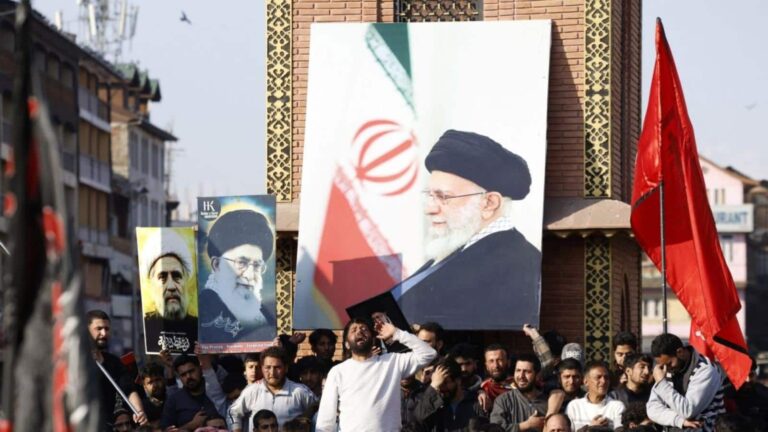 Khamenei Killing Protest: श्रीनगर से लखनऊ तक खामेनेई की हत्या का विरोध, काले झंडे लिए सड़कों पर उतरे प्रदर्शनकारी