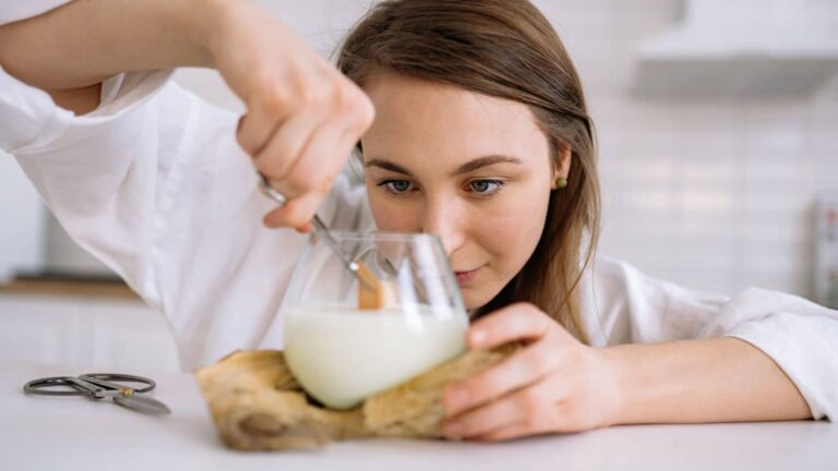 Glass Skin Routine: 10 मिनट में पाएं शीशे जैसी ग्लास स्किन, चावल का आटा और कच्चा दूध करेगा कमाल