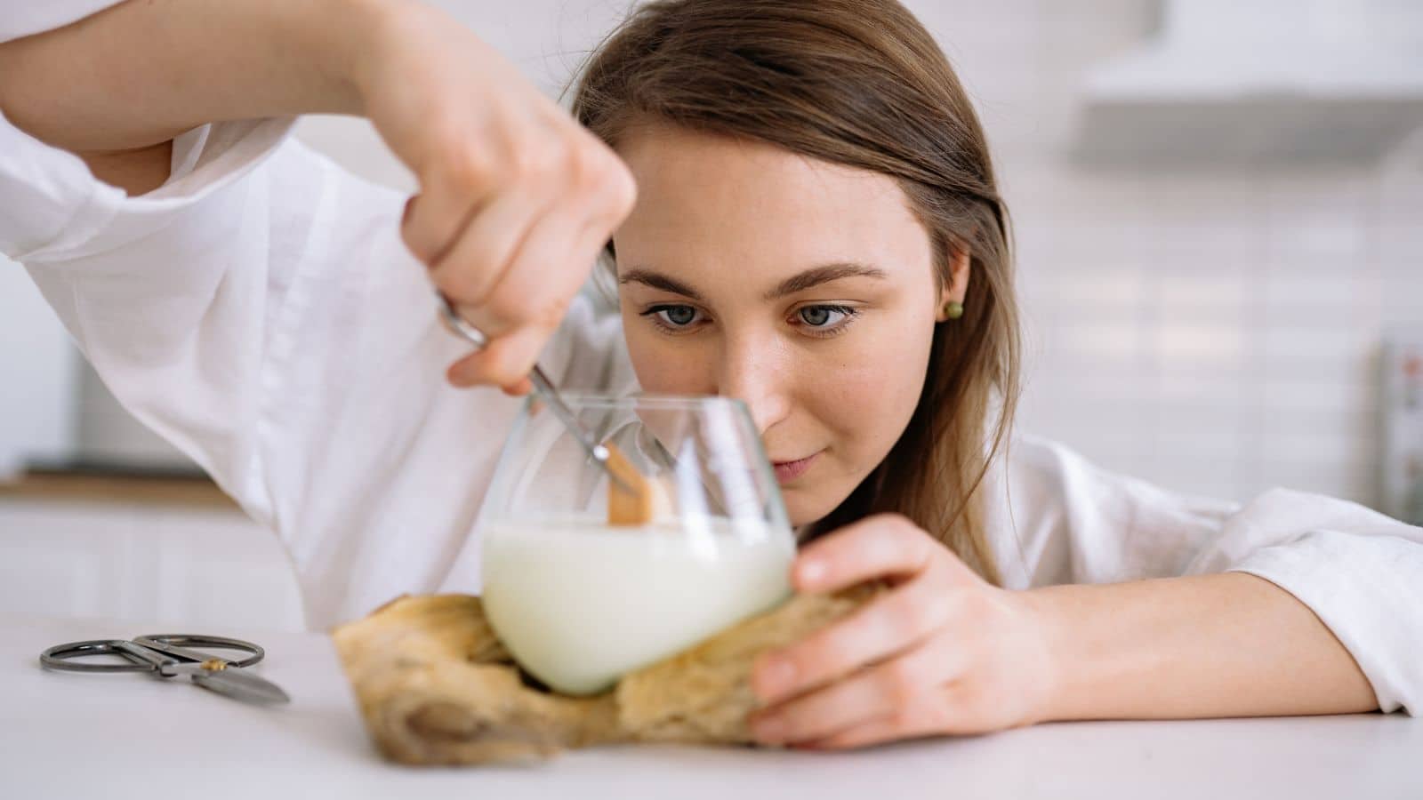 Glass Skin Routine: 10 मिनट में पाएं शीशे जैसी ग्लास स्किन, चावल का आटा और कच्चा दूध करेगा कमाल