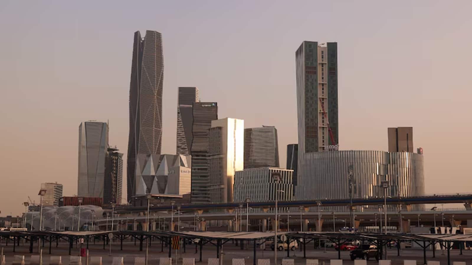 Israel-Iran War: खाड़ी देशों को होने लगी बजट की तंगी, विदेशी निवेश का कर सकते हैं रिव्यू; US को भी लग सकता है झटका