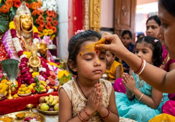 Sheetla Ashtami 2026: शीतला अष्टमी में बच्चे को न लगाएं रोली का टीका, जानें किस चीज से करें टीका और रोली न लगाने का क्या है कारण?