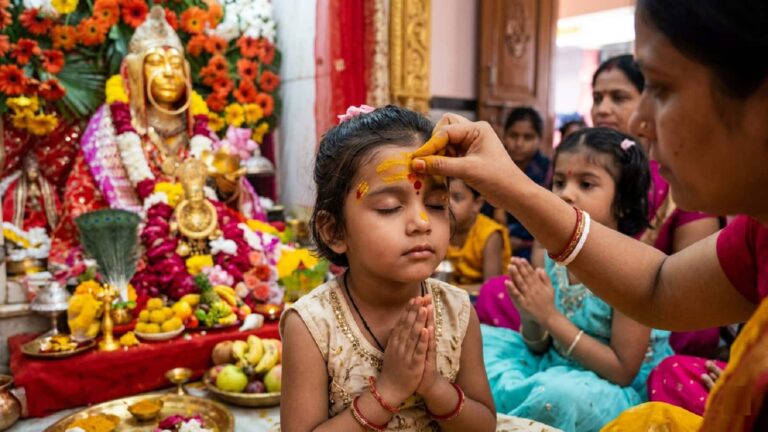 Sheetla Ashtami 2026: शीतला अष्टमी में बच्चे को न लगाएं रोली का टीका, जानें किस चीज से करें टीका और रोली न लगाने का क्या है कारण?