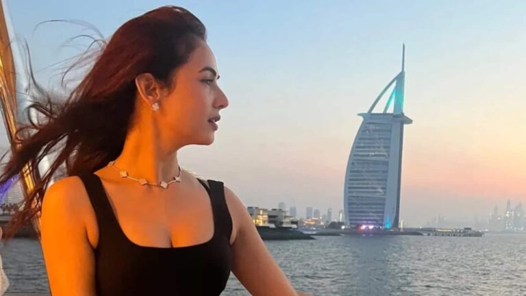 Sonal Chauhan: मिडिल ईस्ट टेंशन के बीच दुबई में फंसी सोनल चौहान, प्रधानमंत्री मोदी से मांगी मदद