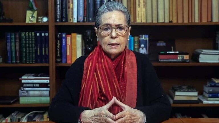Sonia Gandhi: अचानक बिगड़ी सोनिया गांधी की तबीयत, सर गंगा राम अस्‍पताल में हुईं भर्ती, राहुल-प्रियंका भी साथ मौजूद