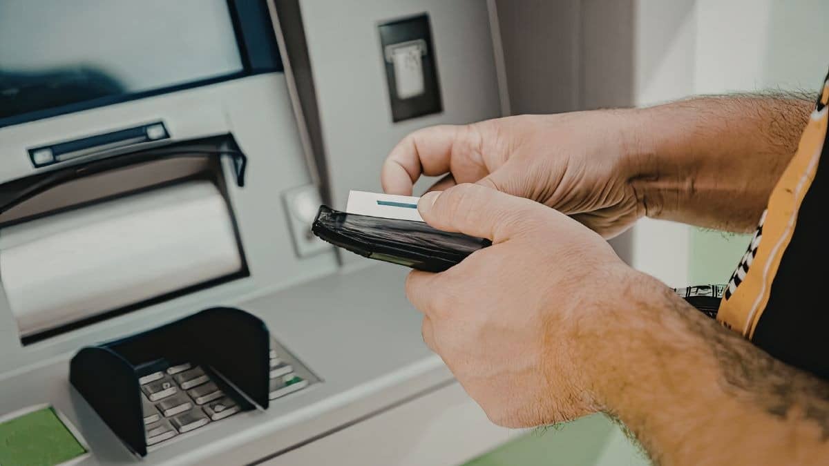 Surat News: ATM से नहीं निकला 10 हजार कैश, अब बैंक को लौटाने होंगे 3.28 लाख रुपये; पूरा मामला जान उड़ जाएंगे होश