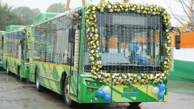 दिल्ली-NCR के लोगों को CM रेखा गुप्ता ने दी सौगात, 'कश्मीरी गेट टू गाजियाबाद' नए रूट पर चलेंगी 300 इलेक्ट्रिक बसें, सफर हुआ आसान