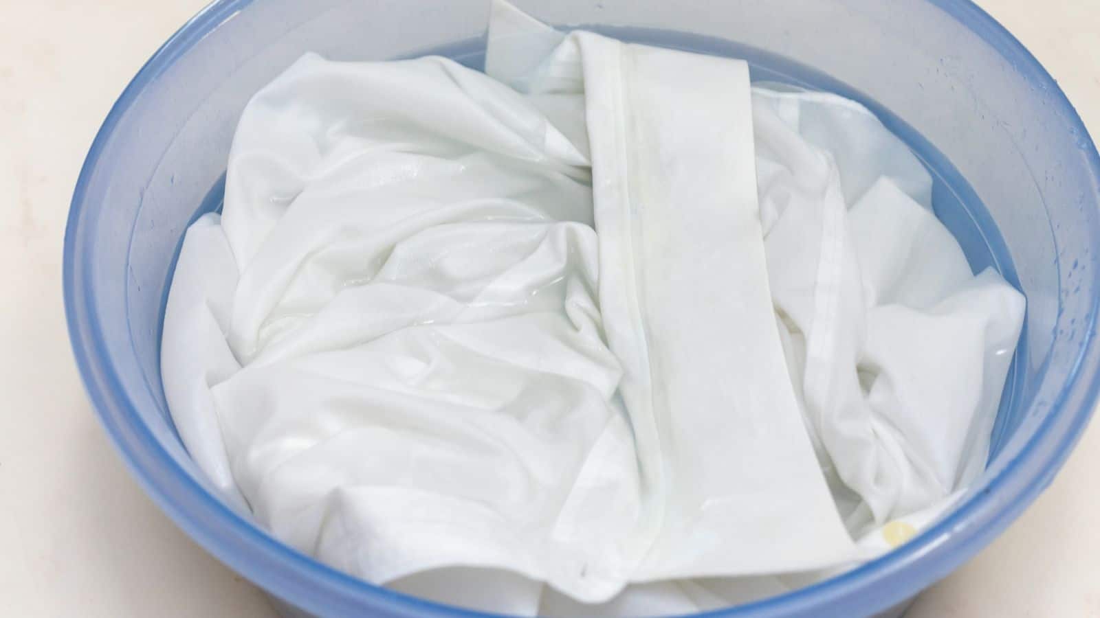 Clothes Washing Tips: सफेद कपड़े जल्दी पीले पड़ते हैं? अपनाएं ये आसान वॉशिंग टिप्स