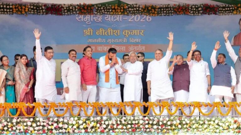 Who Will be Bihar Next CM: कंधे पर हाथ रख नीतीश कुमार ने इस नेता को CM बनने का दिया संकेत, लेकिन सामने क्या हैं अड़चनें?