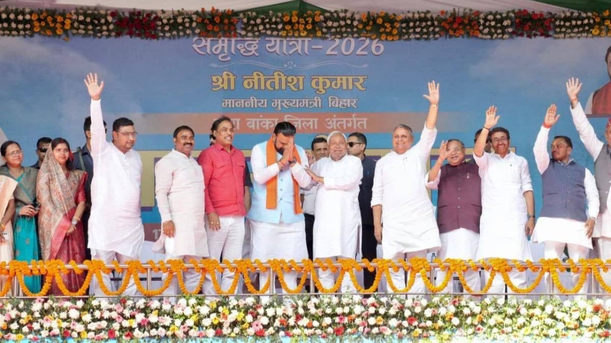 Who Will be Bihar Next CM: कंधे पर हाथ रख नीतीश कुमार ने इस नेता को CM बनने का दिया संकेत, लेकिन सामने क्या हैं अड़चनें?