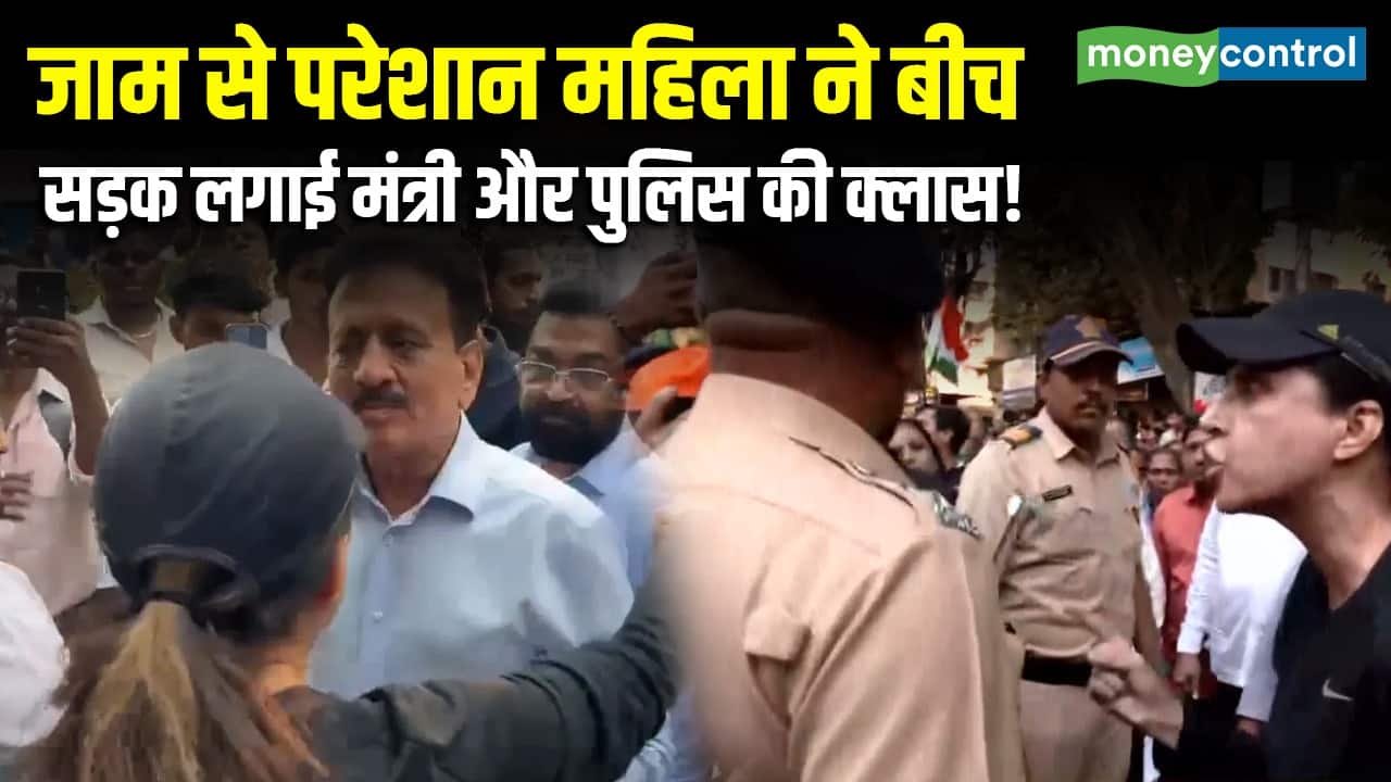 Mumbai के जाम से परेशान महिला ने बीच सड़क लगा दी मंत्री और पुलिस की क्लास!