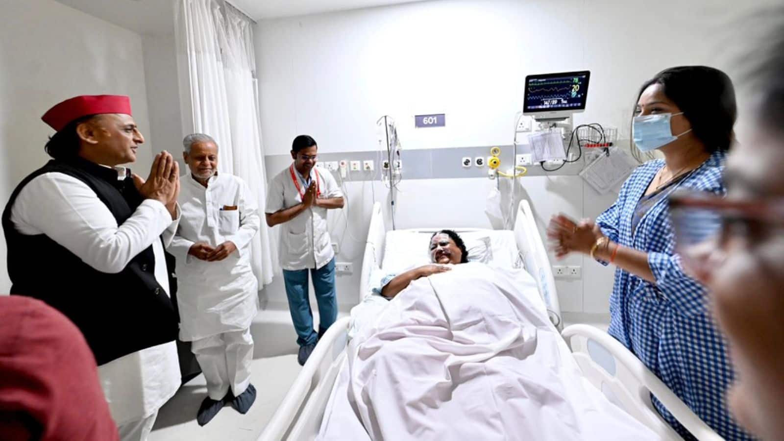 SP चीफ का पुतला जलाते हुए झुलसीं BJP विधायक, अस्पताल में खुद मिलने पहुंचे अखिलेश यादव