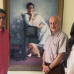 Anupam Kher: 'हर कोने में गूंज रही थी उनकी आवाज', सुरों की मल्लिका आशा भोंसले के घर पहुंचे अनुपम खेर