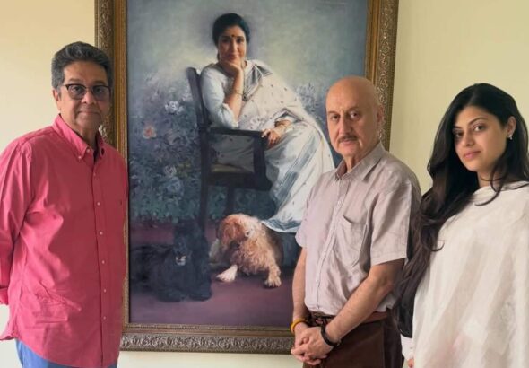 Anupam Kher: 'हर कोने में गूंज रही थी उनकी आवाज', सुरों की मल्लिका आशा भोंसले के घर पहुंचे अनुपम खेर