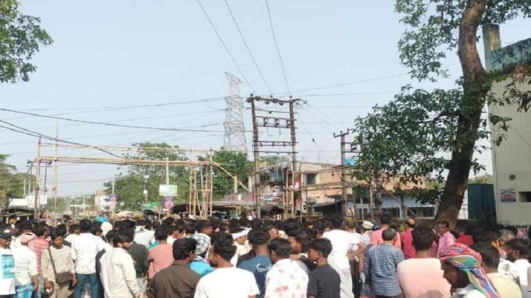 Video: बंगाल में SIR पर नया बवाल, मालदा में वोटर लिस्ट से नाम हटाने को लेकर 7 अधिकारियों को बनाया बंधक