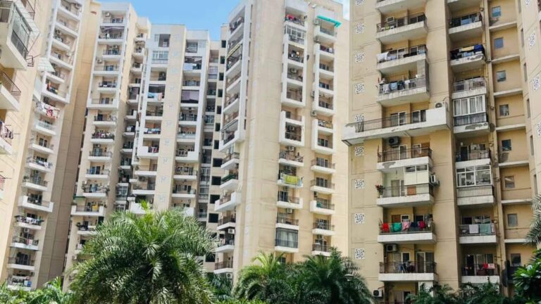 Chawl Life With Premium Maintenance: नोएडा की लग्जरी हाई-राइज इमारतों की कड़वी सच्चाई आई सामने, इंस्टाग्राम पर एक युजर ने वीडियो किया शेयर