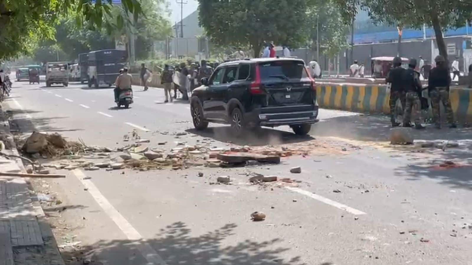 Noida protest updates: नोएडा में कहां-कहां फिर शुरू हो गया पथराव? मजदूरों के प्रोटेस्ट की लेटेस्ट डिटेल्स जानिए