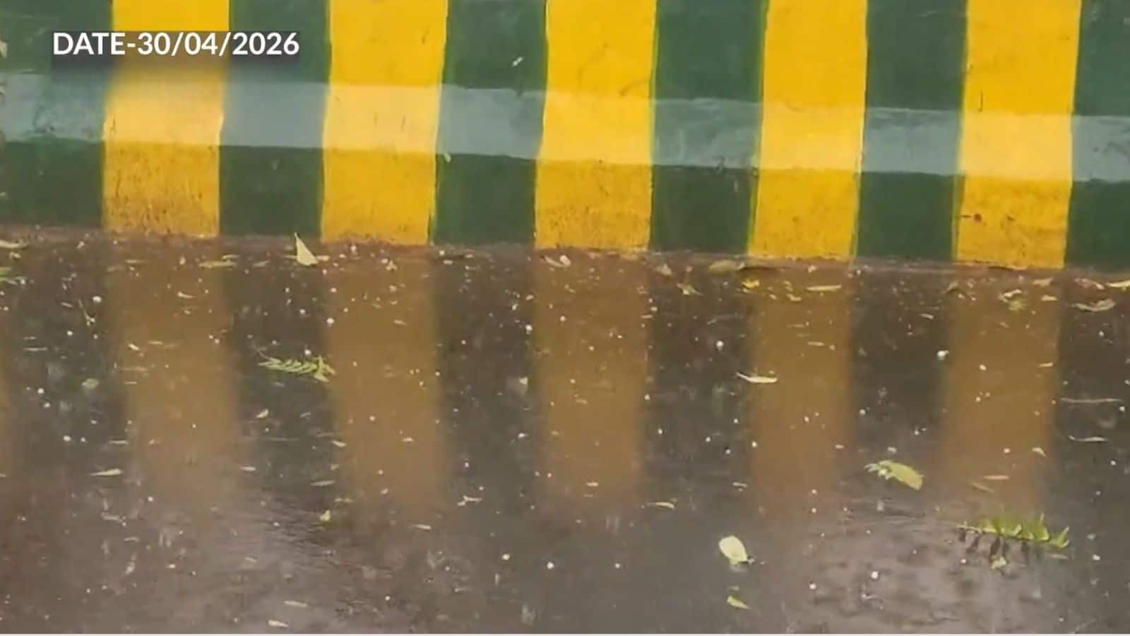 Delhi Rain: दिल्ली-NCR में मौसम ने अचानक ली करवट, तेज बारिश के साथ गिरे ओले