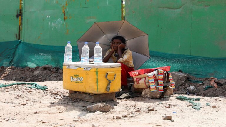 Heatwave alert in Delhi: अगले सप्ताह आसमान से बरसेंगे आग के गोले! तापमान 40 के पास पहुंचने की आशंका, मई में प्रचंड गर्मी से हाल होगा बेहाल