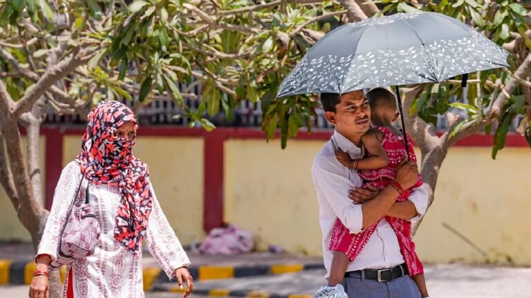 Delhi Weather Today: राजधानी में गर्मी अपने चरम पर, IMD ने लू को लेकर जारी किया अलर्ट, जानिए कब मिलेगी बारिश से राहत