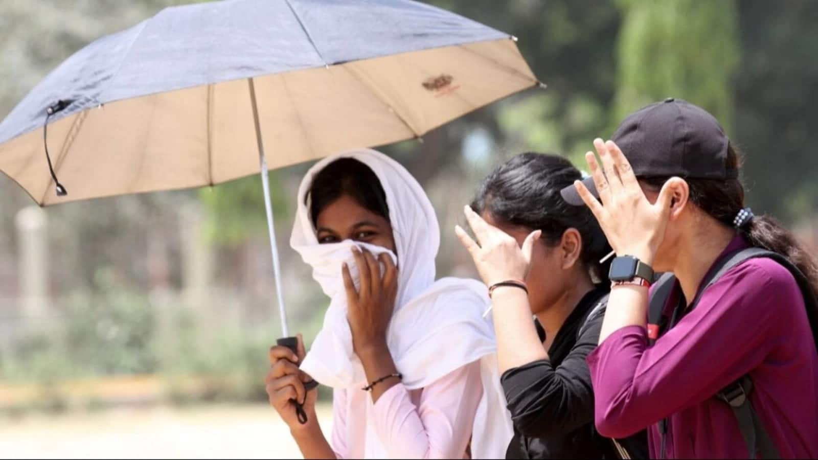 Delhi Weather Update: झुलसाती गर्मी और ‘खराब’ हवा से बेहाल दिल्लीवासी! 42°C के पार पहुंचा पारा, बारिश का अलर्ट जारी