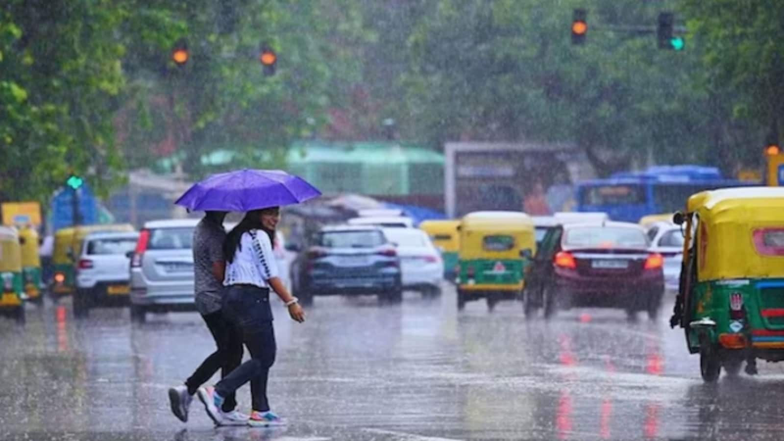 Delhi Weather Today: दिल्ली में धूल भरी आंधी से बदला मौसम, अब बारिश के आसार, IMD ने जारी किया येलो अलर्ट