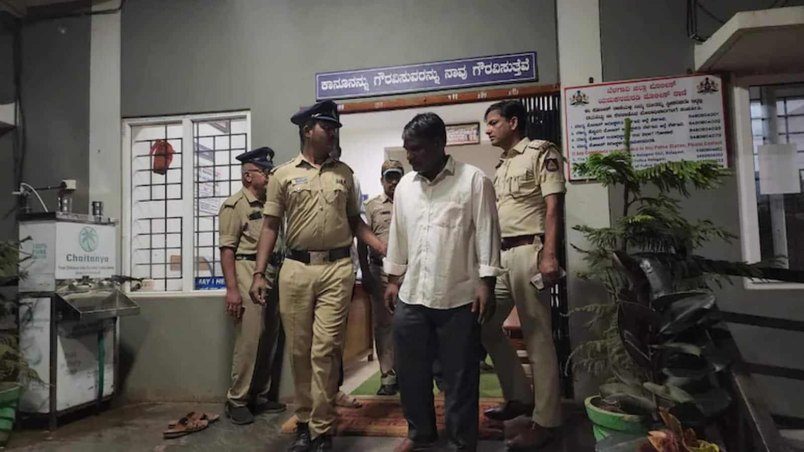 Karnataka Honor Killing: प्रेमी के साथ भागने पर महिला को सजा! ससुराल वालों ने जहर पिला कर की हत्या, शव को जलाया