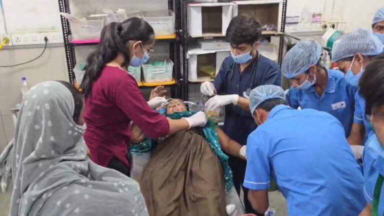Gujarat Food Poisoning Cases: गुजरात में शादी का खाना खाने से 400 लोग बीमार! अस्पताल में भर्ती, फूड पॉइजनिंग से बिगड़े हालात