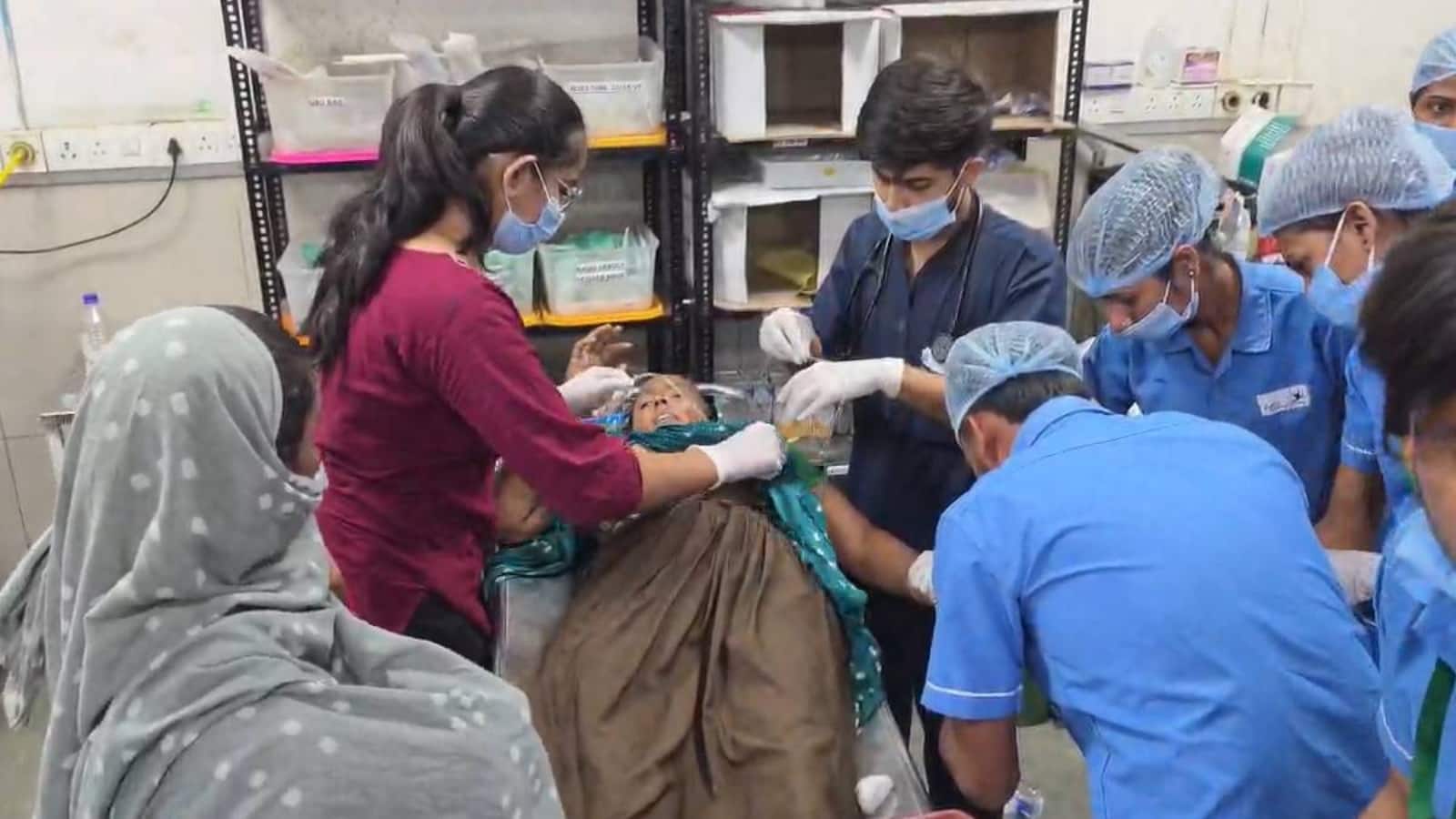 Gujarat Food Poisoning Cases: गुजरात में शादी का खाना खाने से 400 लोग बीमार! अस्पताल में भर्ती, फूड पॉइजनिंग से बिगड़े हालात