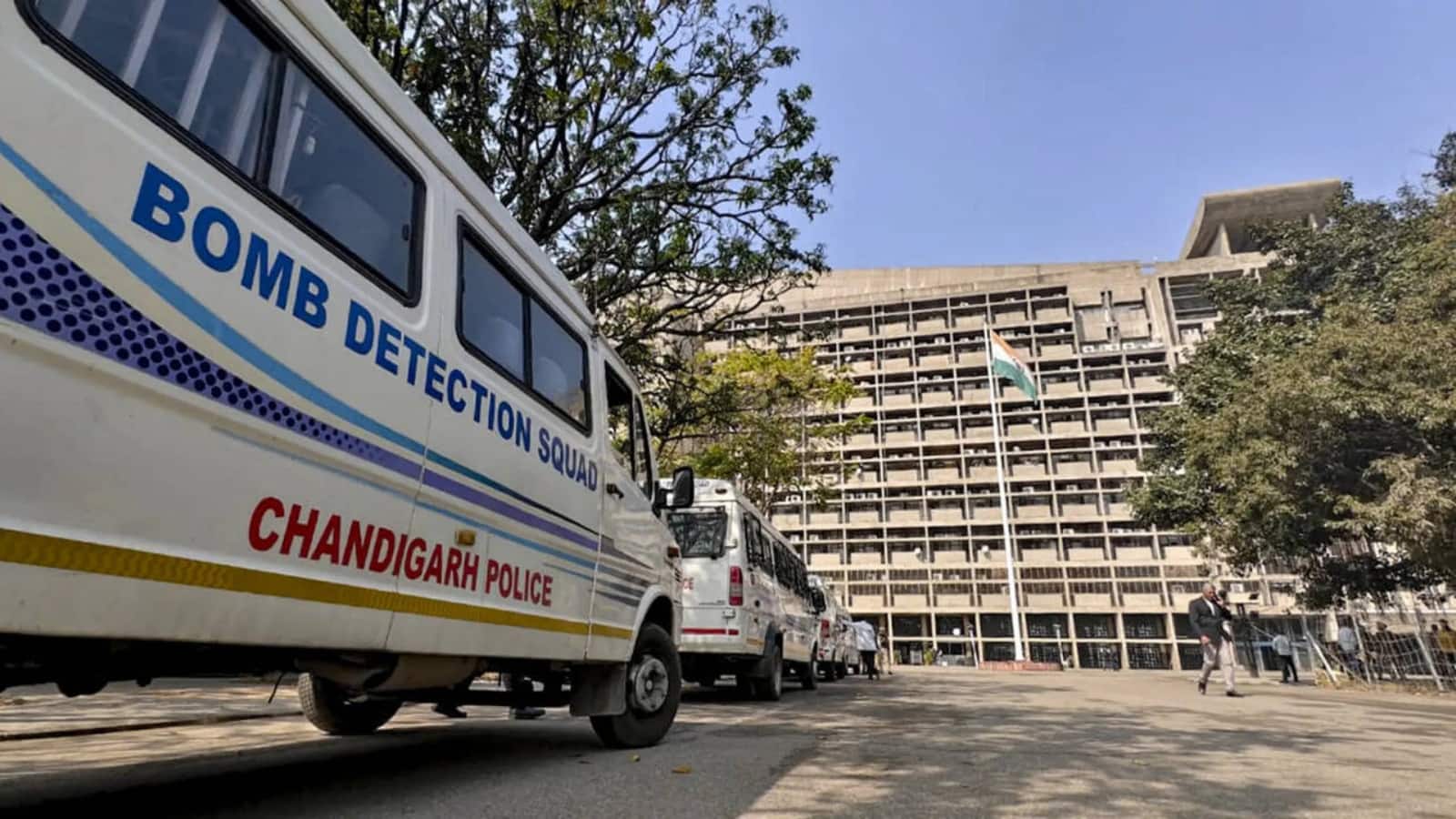 Chandigarh Bomb Threat: चंडीगढ़ में बम की धमकी से हड़कंप, यूनिवर्सिटी, स्कूल और महापौर ऑफिस हाई अलर्ट पर
