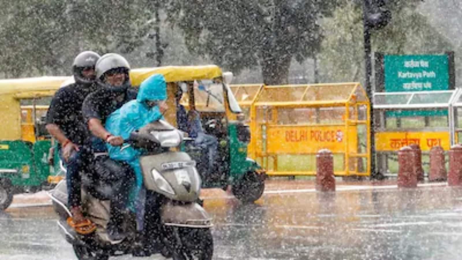 Delhi Weather Update: दिल्ली में बदला मौसम का मिजाज! 40°C पहुंचा तापमान, रातें भी हुईं गर्म, बारिश को लेकर 'येलो अलर्ट' जारी