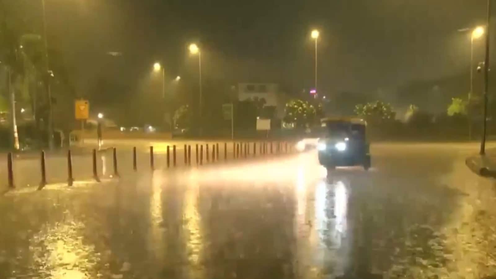 Delhi Weather Update: दिल्ली-एनसीआर में भीषण गर्मी के बाद मौसम का बड़ा यू-टर्न, तेज बारिश और आंधी-तूफान से मिली राहत