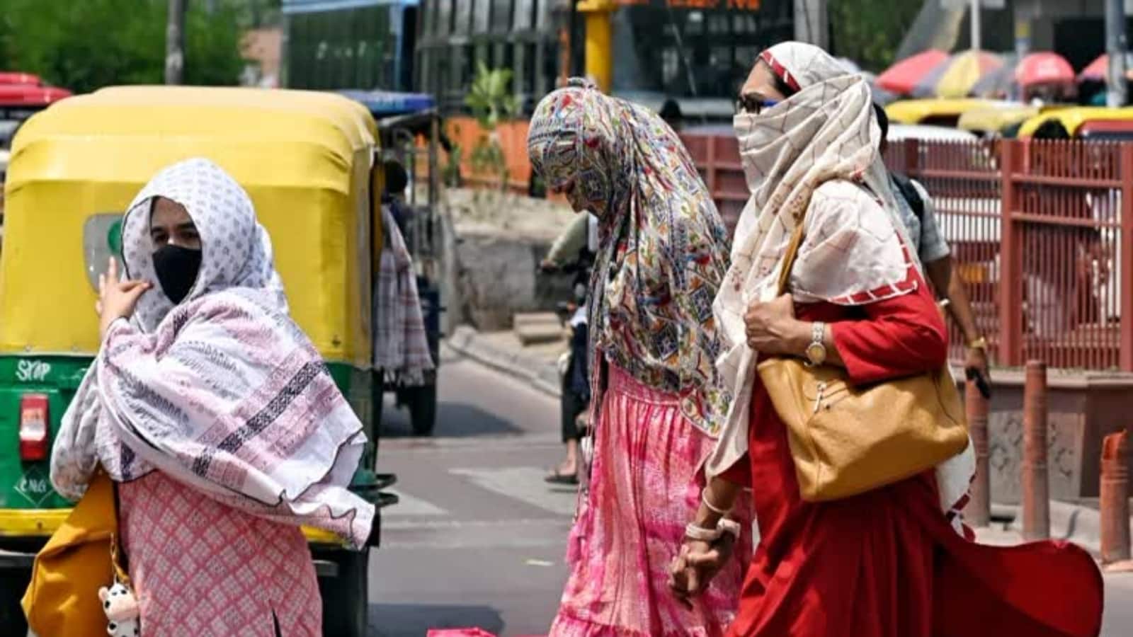 Delhi Weather Today: दिल्ली-NCR में भीषण गर्मी का कहर जारी, 43°C तक पहुंच सकता है तापमान, IMD ने जारी किया येलो अलर्ट