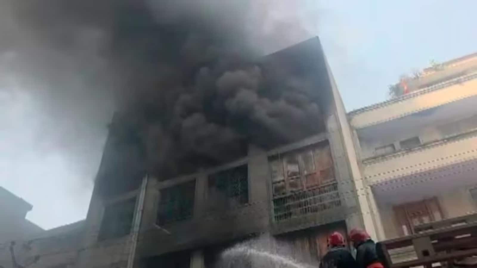 Delhi Massive Fire News: नरेला के जूता फैक्ट्री में लगी भीषण आग, चारों तरफ फैली अफरा-तफरी, 19 दमकल गाड़ियां मौके पर मौजूद