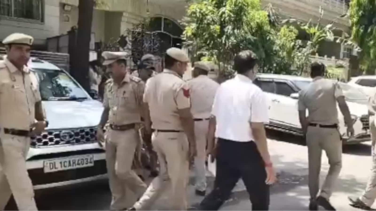 Delhi Murder: दिल्ली में IRS अधिकारी की बेटी का मर्डर! घर में मिली लाश, मोबाइल चार्जर से गला घोंटने की आशंका